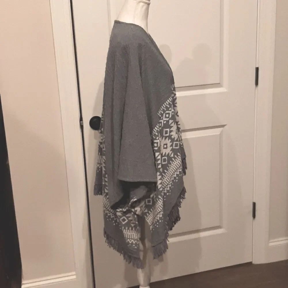 Mossimo Gray Aztec PatternâShrugâSweater - Picture 2 of 10
